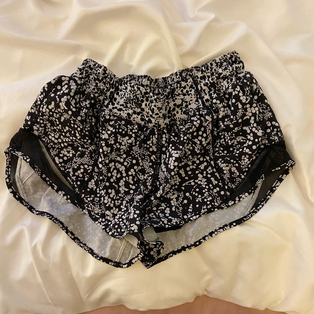 RARE Spotted 2.5” Hotty Hot Lululemon Shorts!!